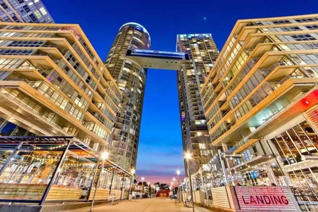 Stunning Luxurious Lakeview Condo By Cn Tower Toronto Exterior photo